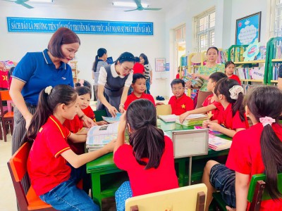 PHÁT ĐỘNG PHONG TRÀO QUYÊN GÓP SÁCH GIÁO KHOA XÂY DỰNG “TỦ SÁCH DÙNG CHUNG”