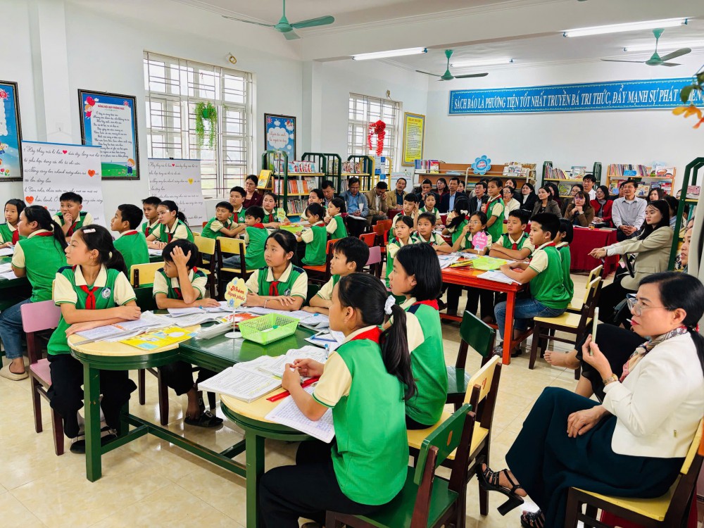 🌟 SINH HOẠT CHUYÊN MÔN CỤM CẤP TIỂU HỌC XÃ QUANG ĐỒNG LẦN THỨ  NHẤT. CHỦ ĐỀ: "ỨNG DỤNG CÔNG NGHỆ THÔNG TIN TRÍ TUỆ NHÂN TẠO AI VÀO BÀI GIẢNG NHẰM NÂNG CAO CHẤT LƯỢNG GIÁO DỤC TRONG TRƯỜNG TIỂU HỌC"  NĂM HỌC 2025- 2026 🌟