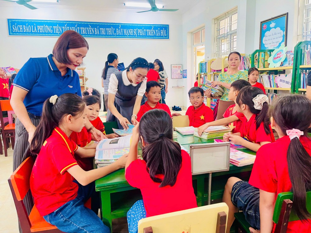 PHÁT ĐỘNG PHONG TRÀO QUYÊN GÓP SÁCH GIÁO KHOA XÂY DỰNG “TỦ SÁCH DÙNG CHUNG”